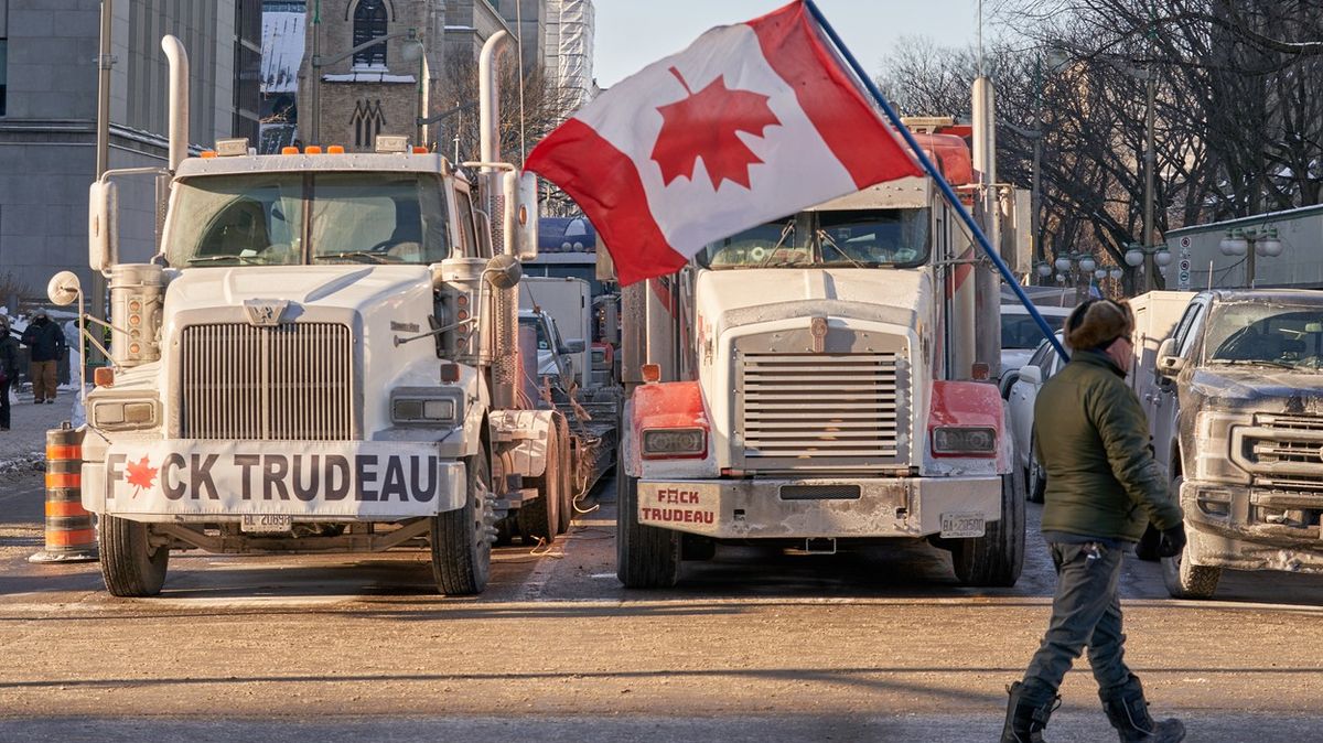 Ottawu zablokovali rozčilení řidiči kamionů, odmítají očkování